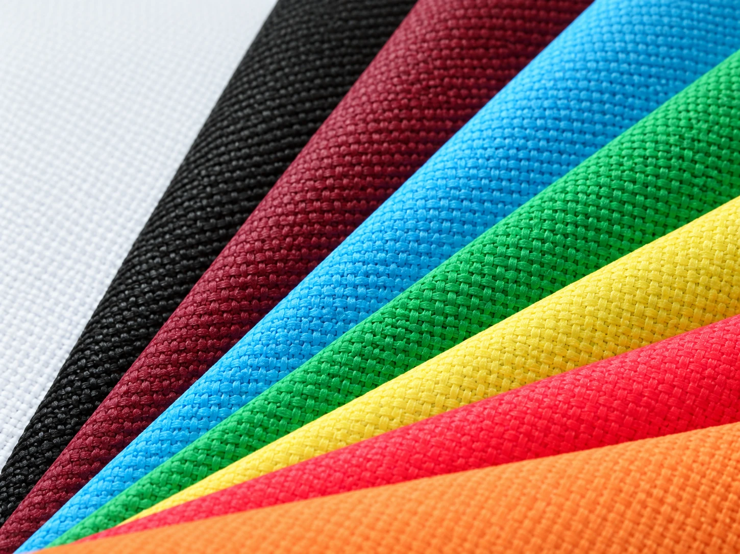 Rollos de tela coloridos en tienda textil